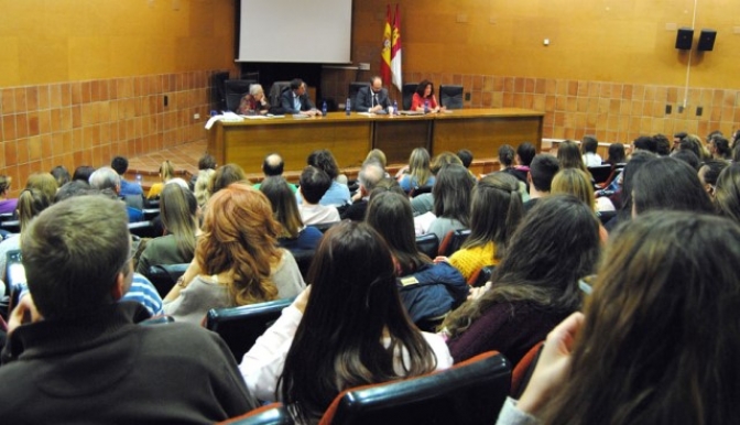 El Campus de Albacete acoge la presentación de un libro sobre María Antònia Canals