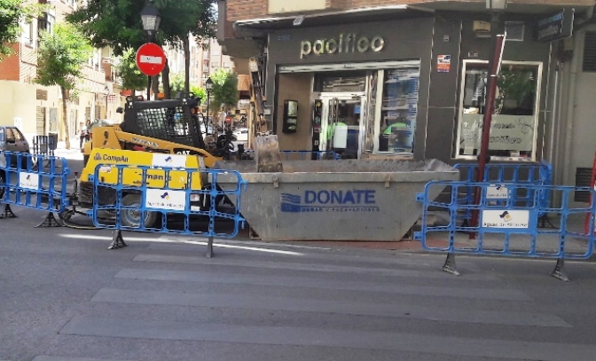 Aguas de Albacete ‘patrocina’ cortes de agua, impide el paso a los minusválidos y molesta a los clientes de un local