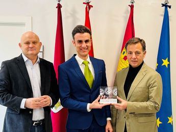 El alcalde Manuel Serrano felicita al profesor Alfredo Soriano por su premio de Excelencia Docente en la Complutense