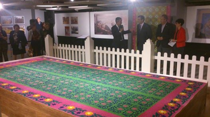 Inauguración de la exposición de las alfombras de serrín de Elche de la Sierra con motivo de su 50 aniversario