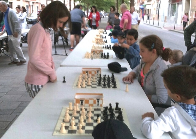 El ajedrez tomó el Paseo de Ramón y Cajal en las III Jornadas del Deporte de La Roda