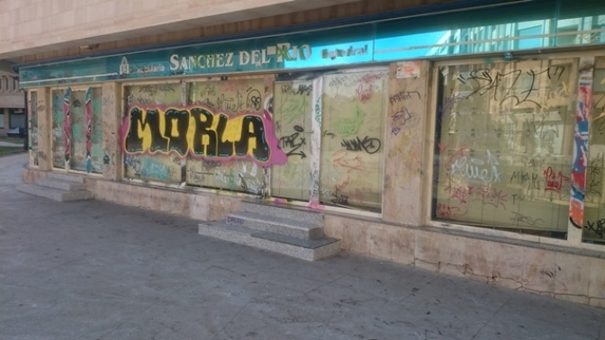 La plaza Virgen de los Llanos de Albacete ‘sufre’ de nuevo las pintadas de los vándalos