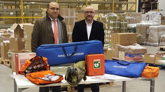 La Junta de Castilla-La Mancha entrega a 38 agrupaciones de Protección Civil material para emergencias, que incluye un desfibrilador