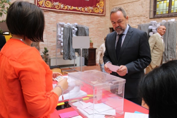 El delegado del Gobierno, Jesús Labrador, ejerció su derecho en Toledo