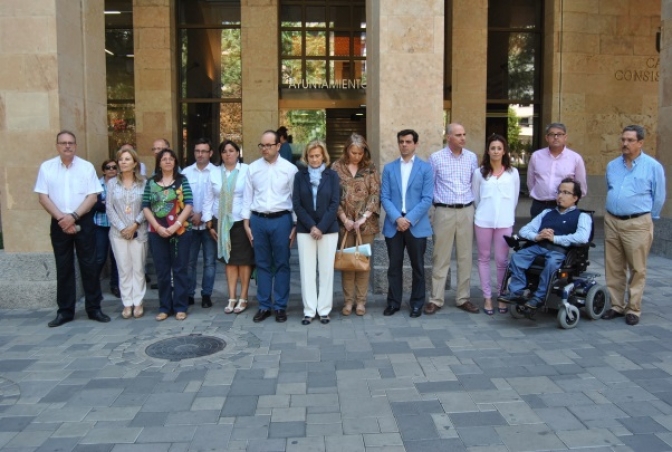 Los ayuntamientos de Albacete y provincia guardaron un minuto de silencio en memoria de la presidenta de la Diputación de León