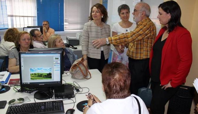 El Gobierno de Castilla-La Mancha pone en marcha un programa para introducir a 500 mayores en las nuevas tecnologías