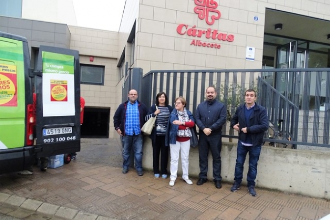 La Junta de Cofradías hace entrega de los alimentos obtenidos con la Caña Solidaria de la Feria de Albacete