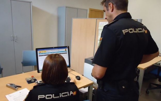La Policía Nacional detiene en Albacete a dos personas por crear perfiles falsos de una mujer en páginas de contactos