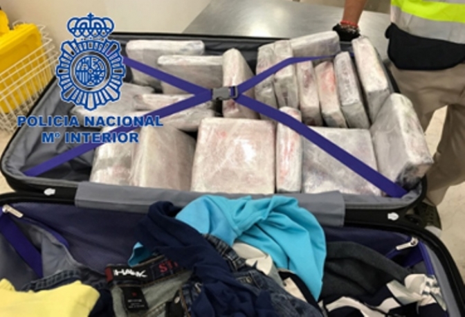La Policía Nacional incauta en el aeropuerto Madrid-Barajas 22 kilos de cocaína ocultos en una maleta
