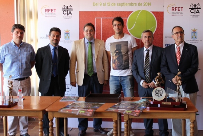 Quino Muñoz, doble campeón del mundo de veteranos, y varios jóvenes tenistas extranjeros, en el ‘Ciudad de Albacete’