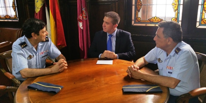 Visita institucional de los coroneles entrante y saliente de la Base de los Llanos a la Diputación de Albacete