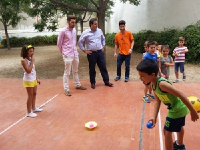 El alcalde de Almansa visita la Escuela de Verano del Centro Joven en la que participan más de 300 niños
