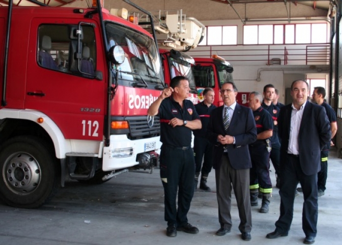 Visita del subdelegado del Gobierno y del alcalde de Villarrobledo al Parque de Bomberos