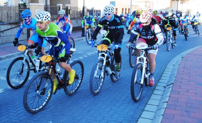 Casi 1.000 ciclistas se dan cita en la carrera de BTT que se celebra en La Roda este domingo