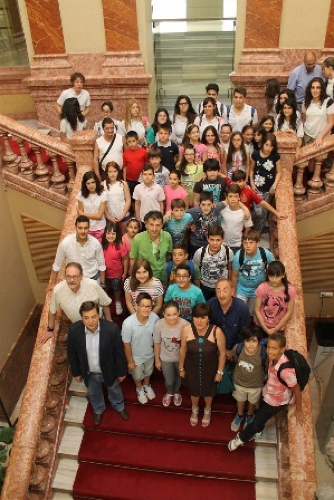 Manuel Serrano entrega los premios de la XXX Muestra de Teatro Infantil y Juvenil