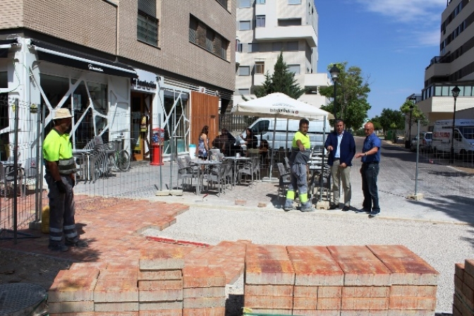 El Ayuntamiento de Albacete mejora las condiciones del parque de los cuentos con el adoquinado perimetral