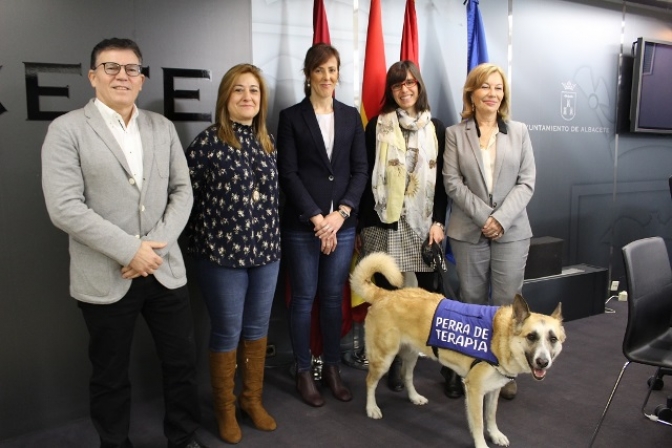 El Ayuntamiento de Albacete financia el proyecto de gestión de las emociones en niños a través de la terapia con animales