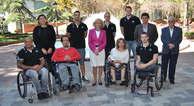 El equipo de baloncesto en silla de ruedas del AMIAB también es recibido por la alcaldesa