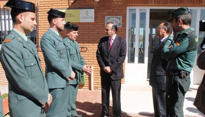 El delegado del Gobierno felicita a los agentes que rescataron a dos menores de un incendio en Munera