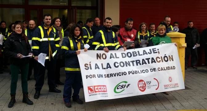 Concentración de los trabajadores de Correos en Albacete