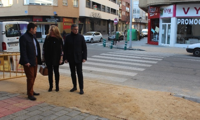 El Ayuntamiento de Albacete mejora las aceras para que andar por la ciudad sea un poco más fácil