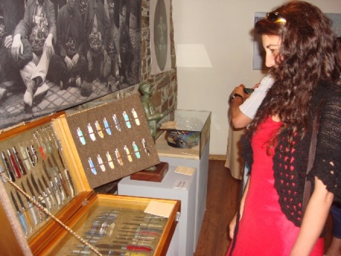 Taramundi acoge la exposición “Colecciones del Museo Municipal de la Cuchillería de Albacete”.