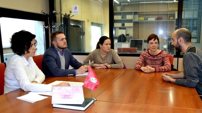 El PSOE de Albacete analiza con los trabajadores de las bibliotecas la ampliación de puestos de estudios
