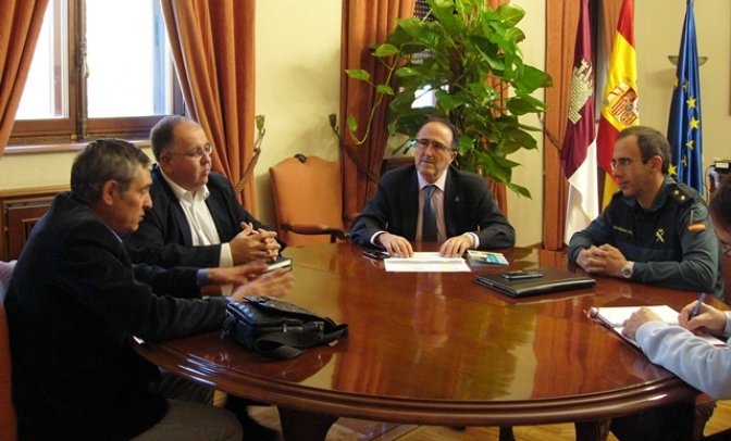 El subdelegado del Gobierno y el alcalde de Munera se reúnen para estudiar la inseguridad de la localidad