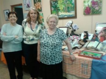 Visita municipal a la exposición de manualidades de la Asociación de Mujeres del Barrio Industria