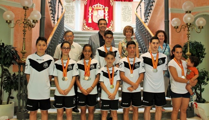 Los medallistas del Club Trampolín de Albacete reciben el reconocimiento a sus éxitos en la Diputación