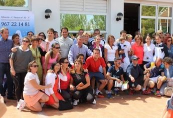 El Club Los Llanos celebró con éxito su primer trofeo de tenis y pádel a beneficio de AFANION