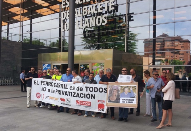Trabajadores del sector ferroviario se concentran en Albacete en defensa del sector público, del empleo y en contra de las privatizaciones