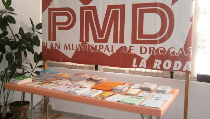 Mesa informativa del Plan Municipal de Drogas de La Roda en la Casa de la Cultura