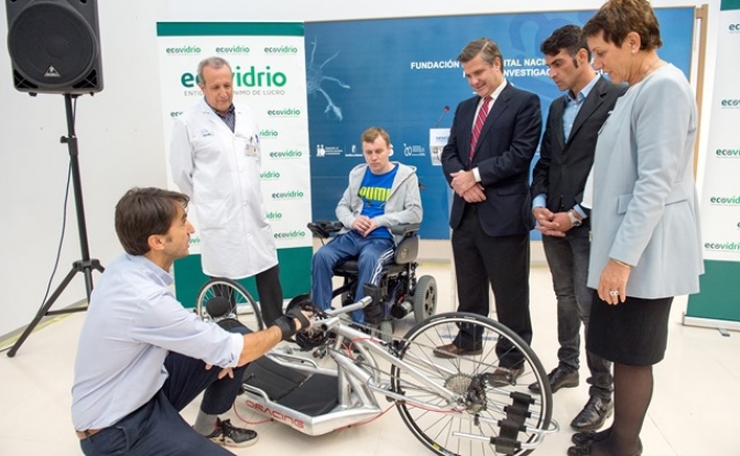 El Hospital Nacional de Parapléjicos de Toledo cuenta con una nueva bicicleta de manos para los pacientes