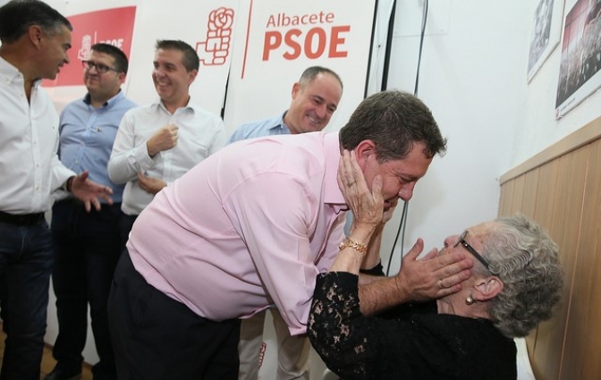 Page hizo entrega en Albacete de los Premios Pablo Iglesias a la militante socialista Lucía Martínez