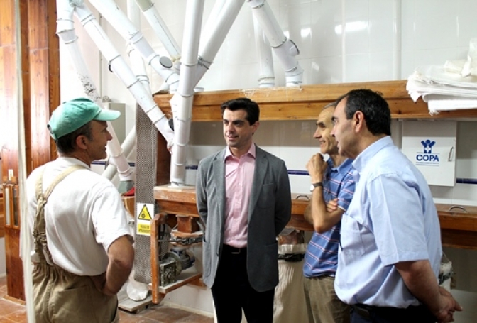 El delegado provincial visitó la panadería artesana ‘Rincón del Segura’ en Elche de la Sierra