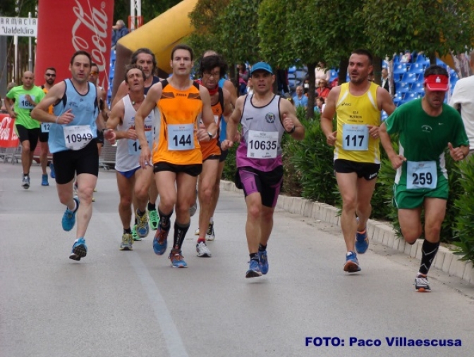 2.400 atletas llegaron a meta en la Media Maratón de Almansa que se apuntaron Jaouad Oumellal y María Ángeles Magán