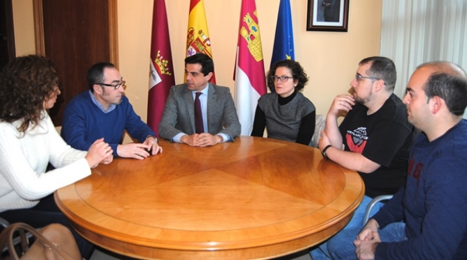 El alcalde de Albacete traslada su apoyo a los 58 trabajadores de ADVEO y anuncia que mediará para evitar el cierre
