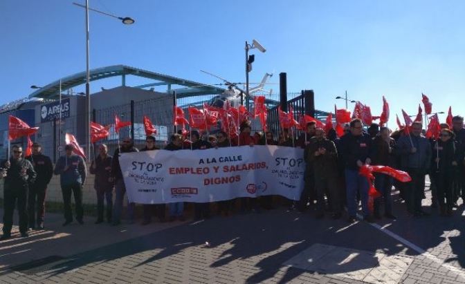 Concentración de trabajadores y sindicalistas en la puerta de Airbus Albacete para pedir “salarios dignos”