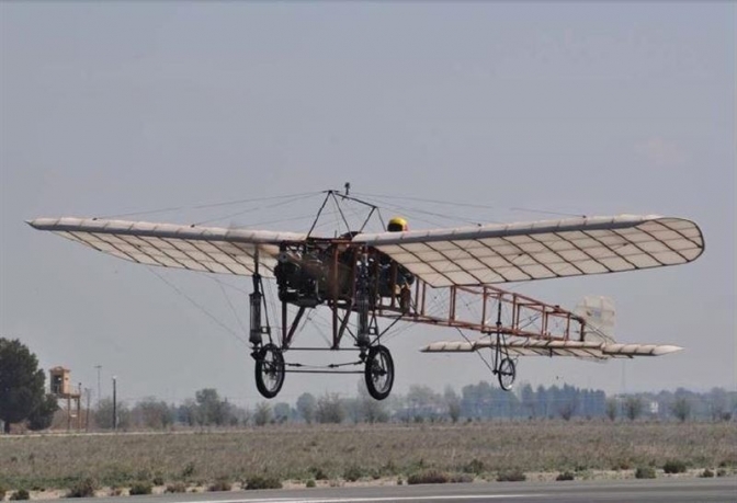 Una réplica del avión Bleriot XI, de 105 años, vuela por primera vez en la Base Área de Albacete