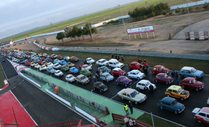 Unos 200 participantes en la XVIII Concentración Nacional de Seat 600 y Clásicos celebrada en el Circuito de Albacete