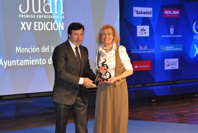 Carmen Bayod recoge el premio otorgado al Ayuntamiento de Albacete en los XV Premios Empresariales San Juan 2014