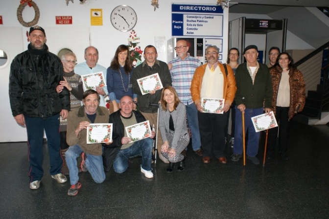 Usuarios del centro de integración a personas sin hogar de Albacete reciben diplomas del taller de adornos navideños