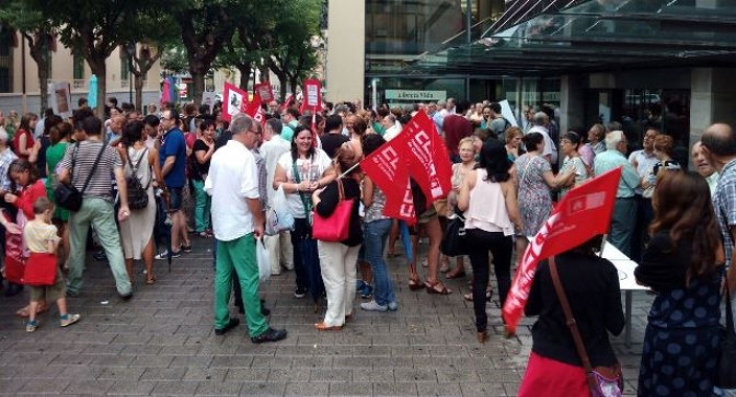 Cientos de personas se manifiestan en Albacete contra el ERE y el cierre de los centros de la Fundación CCM