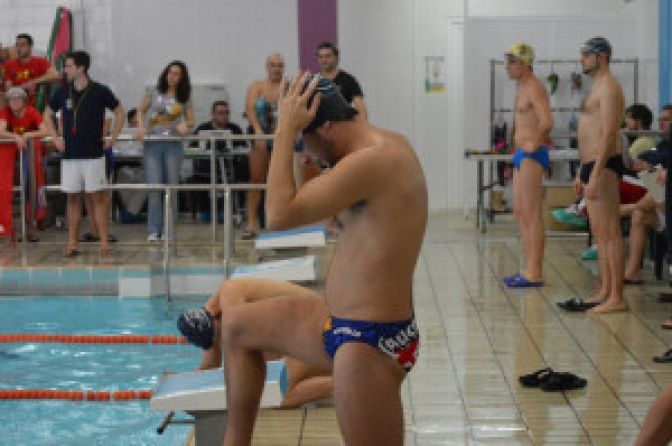 Casi una treintena de nadadores Máster de la región participan en el Campeonato de España Open