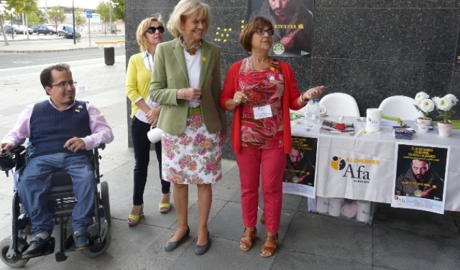 Carmen Bayod participa en la cuestación de la Asociación Familiares Enfermos de Alzheimer (AFA)