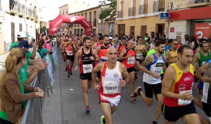 Agustín Valiente y Elena Ruiz Nieva ganaron la IX Carrera Popular de Chinchilla