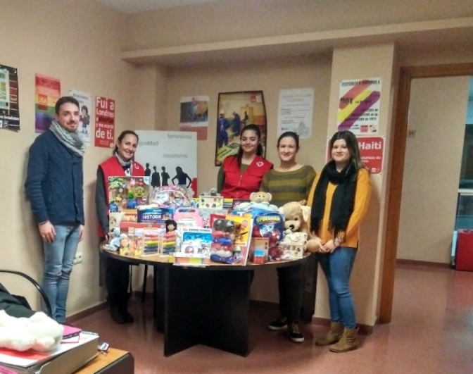 Juventudes socialistas de Albacete entrega a la Cruz Roja los juguetes recogidos durante la campaña