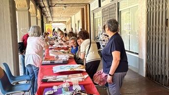La Plaza de la Mancha de Albacete se llena de tradición con el encuentro de bolillos organizado por vecinos