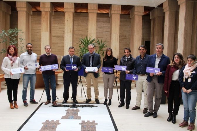 Un millar de carteles adaptados para personas con discapacidad se colocarán en los edificios municipales de Albacete